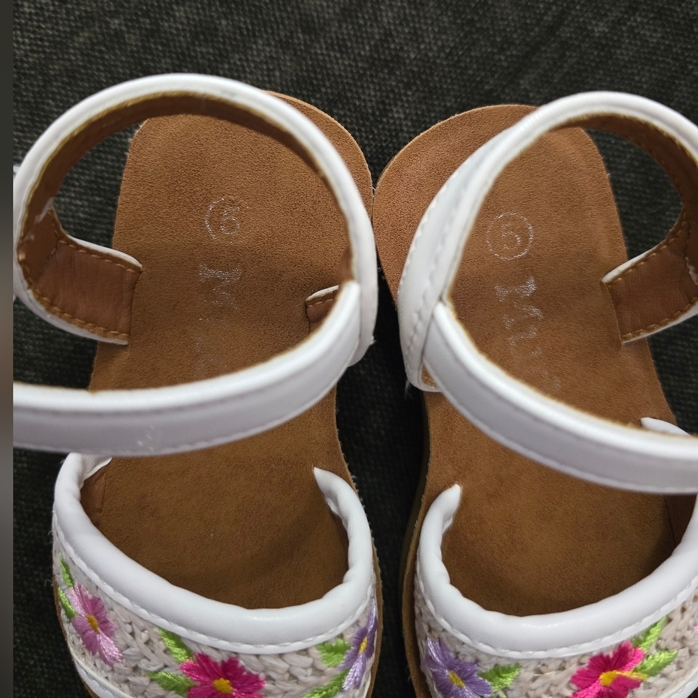 Mudd White Floral Kids Sandals - Picture 6 of 9